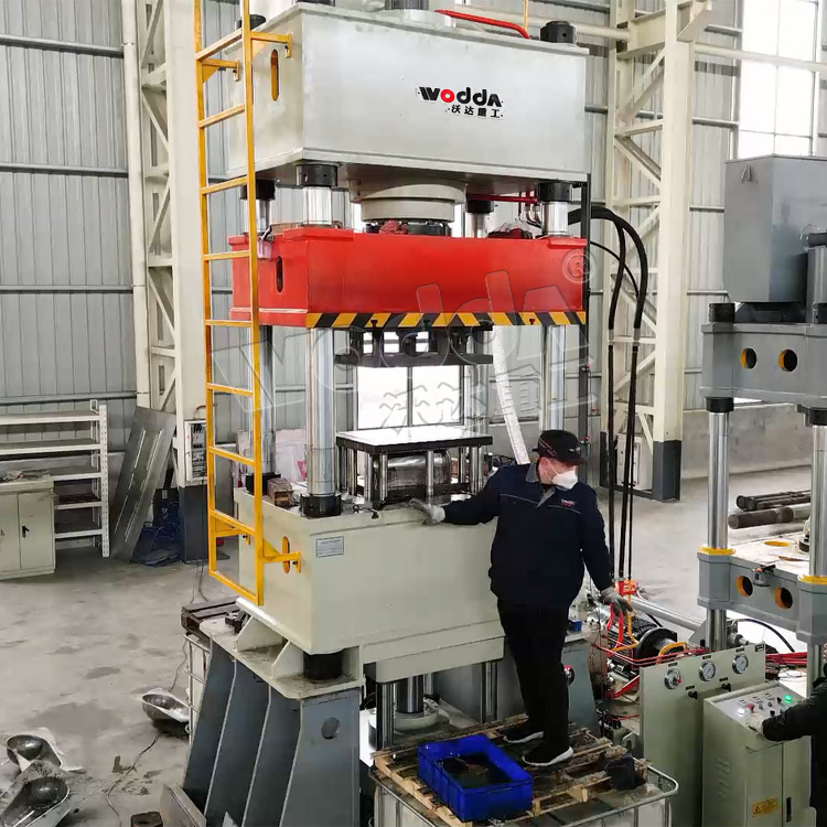 315噸不鏽(xiu)鋼蹲便(biàn)器拉伸(shēn)液壓機(ji) 315噸不鏽(xiu)鋼蹲便(bian)器拉伸(shen)液壓機(jī)