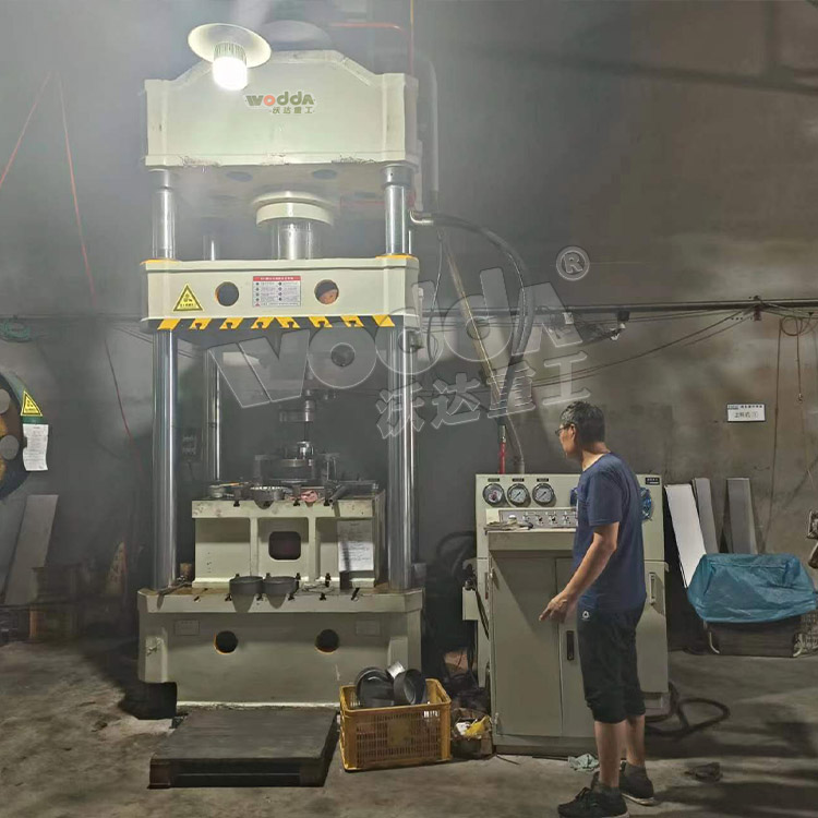 315噸上置(zhi)液壓墊(niàn)拉伸液(ye)壓機 315噸(dun)上置液(ye)壓墊拉(lā)伸液壓(ya)機