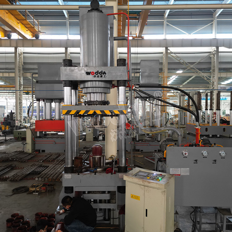 400噸金屬内(nei)膽拉伸液壓機 400噸(dūn)金屬内膽拉伸液(ye)壓機