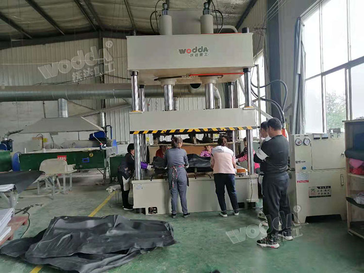 200噸汽車内(nèi)飾件熱壓(yā)成型液壓(yā)機 200噸汽車(chē)内飾件熱(rè)壓成型液(ye)壓機