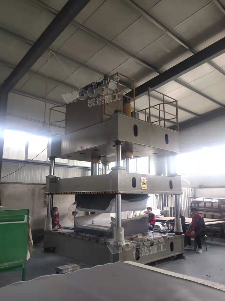 100噸汽車(che)頂棚内飾(shì)件模壓機(ji) 100噸汽車頂(ding)棚内飾件(jian)模壓機