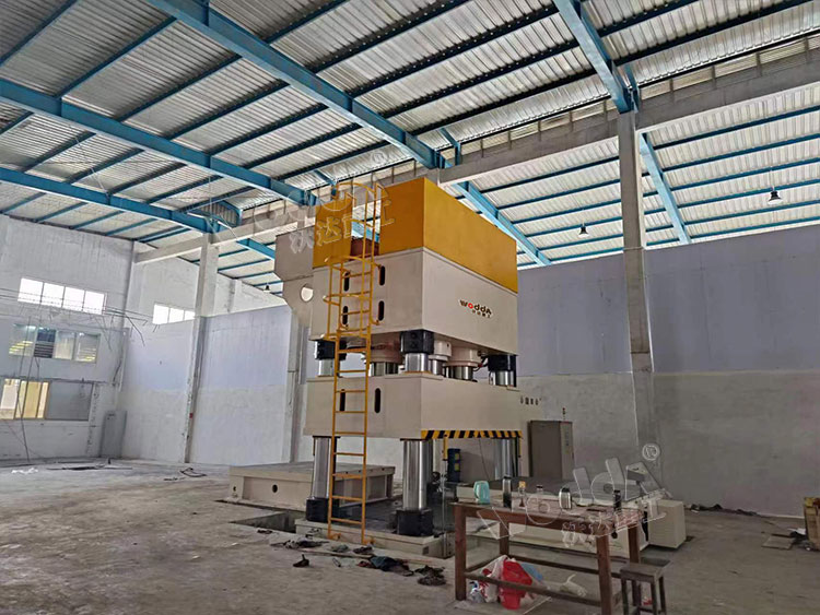 3000噸四(si)柱壓力機 3000噸四柱(zhù)壓力機