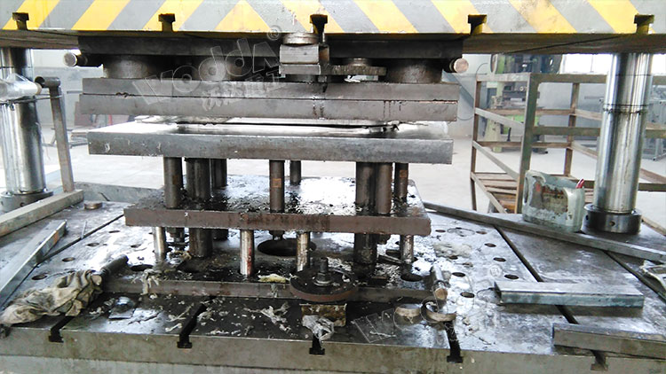 不鏽鋼(gang)水槽拉伸液(ye)壓機加工現(xiàn)場 不鏽鋼水(shui)槽拉伸液壓(yā)機加工現場(chǎng)