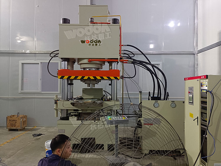 400噸(dun)碳化矽粉(fen)末成型液(ye)壓機 400噸碳(tan)化矽粉末(mo)成型液壓(ya)機