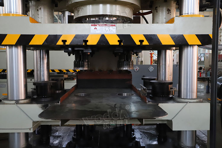 牛眼舔磚液(yè)壓機工作台 牛眼(yan)舔磚液壓機工作(zuò)台