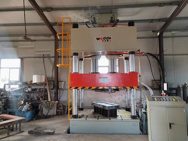 400噸(dun)液壓機壓制(zhì)金屬配件 400噸(dūn)液壓機壓制(zhi)金屬配件