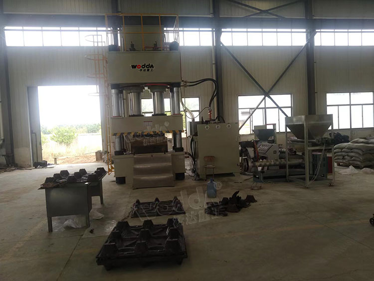 塑料(liao)托盤模壓成(chéng)型液壓機客(kè)戶車間現場(chang) 塑料托盤模(mó)壓成型液壓(yā)機客戶車間(jiān)現場