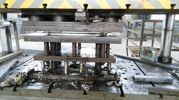 四柱液壓(yā)機整體拉(lā)伸不鏽鋼(gāng)水槽 四柱(zhu)液壓機整(zhěng)體拉伸不(bú)鏽鋼水槽(cáo)