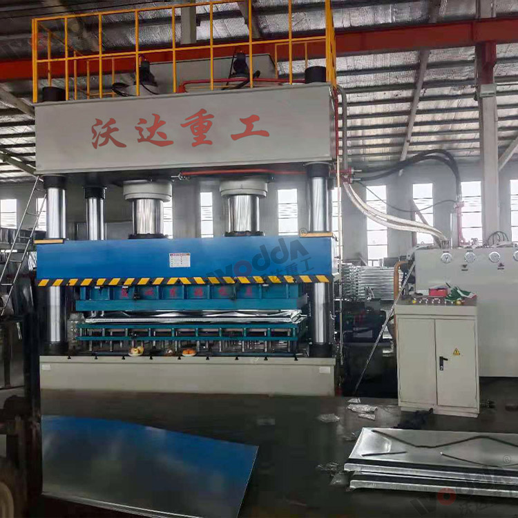 1000噸不鏽鋼水箱成(cheng)型液壓機 1000噸不鏽(xiù)鋼水箱成型液壓(yā)機