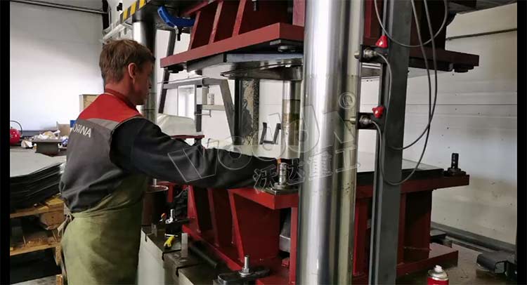 四柱液(ye)壓機拉伸灰鬥車(chē)成型 四柱液壓機(ji)拉伸灰鬥車成型(xíng)