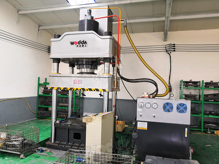 250噸(dūn)金屬薄闆(pan)拉伸機 250噸(dun)金屬薄闆(pan)拉伸機