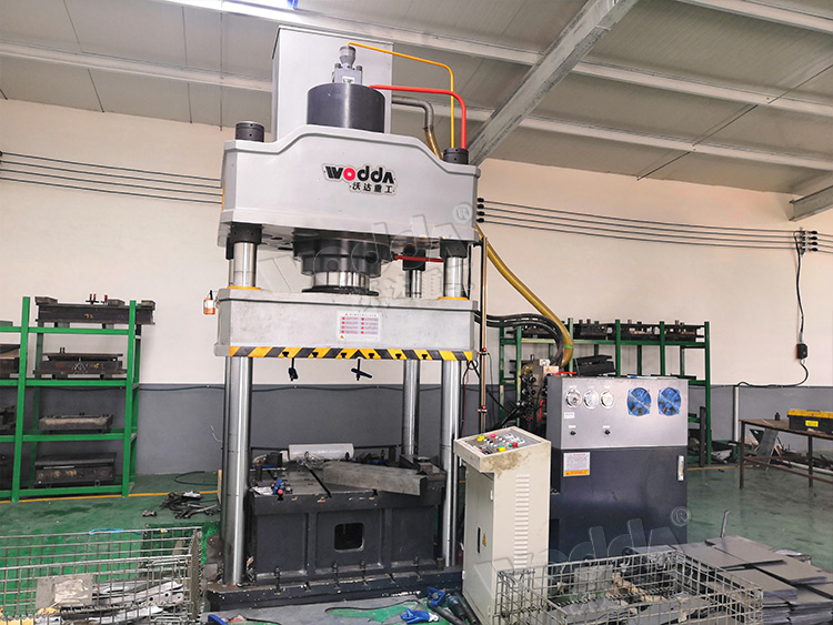 250噸(dun)四柱拉伸(shen)液壓機客(kè)戶車間 250噸(dun)四柱拉伸(shēn)液壓機客(kè)戶車間