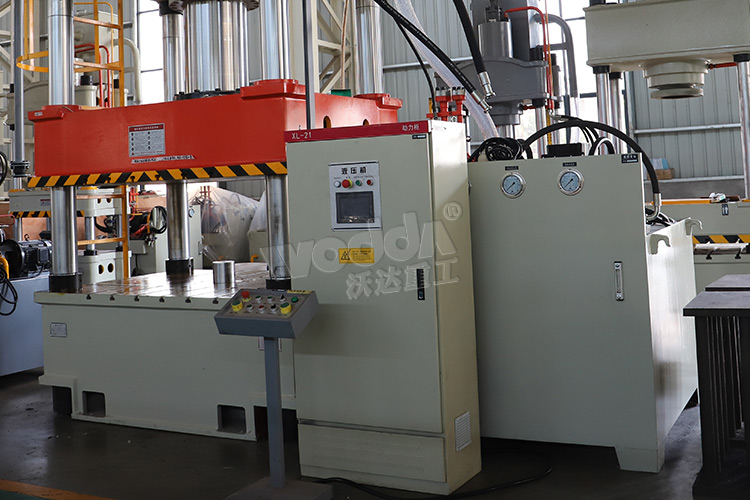 500噸液壓(yā)機(PLC動力櫃(guì)、移動控制(zhì)台) 500噸液壓(yā)機(PLC動力櫃(guì)、移動控制(zhì)台)