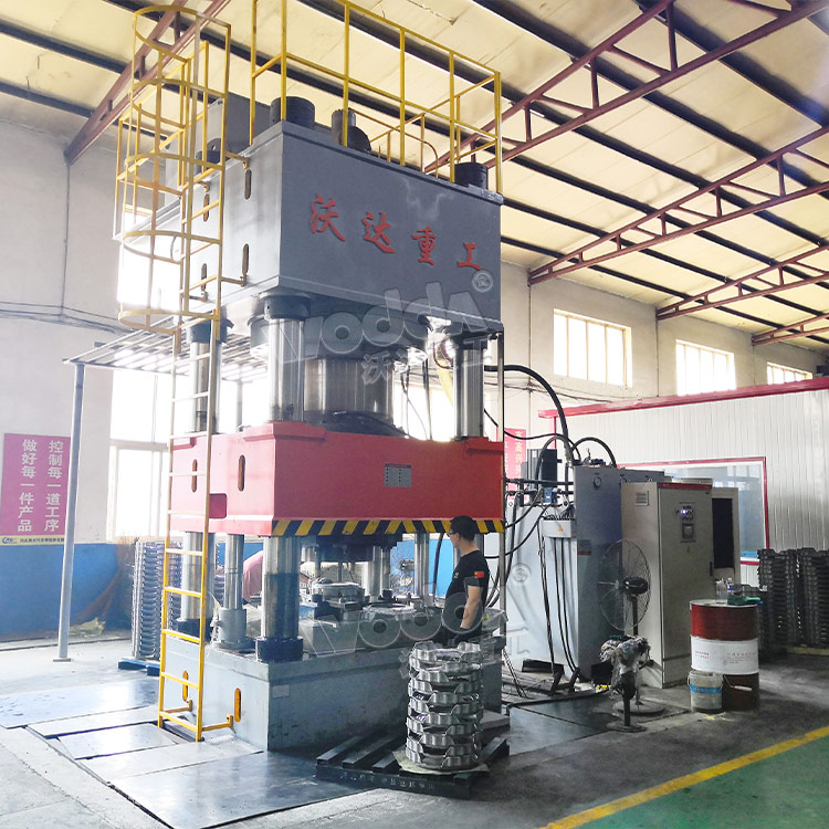 2000噸汽車(che)離合器殼(ké)體拉伸液(yè)壓機現場(chang) 2000噸汽車離(li)合器殼體(ti)拉伸液壓(ya)機現場