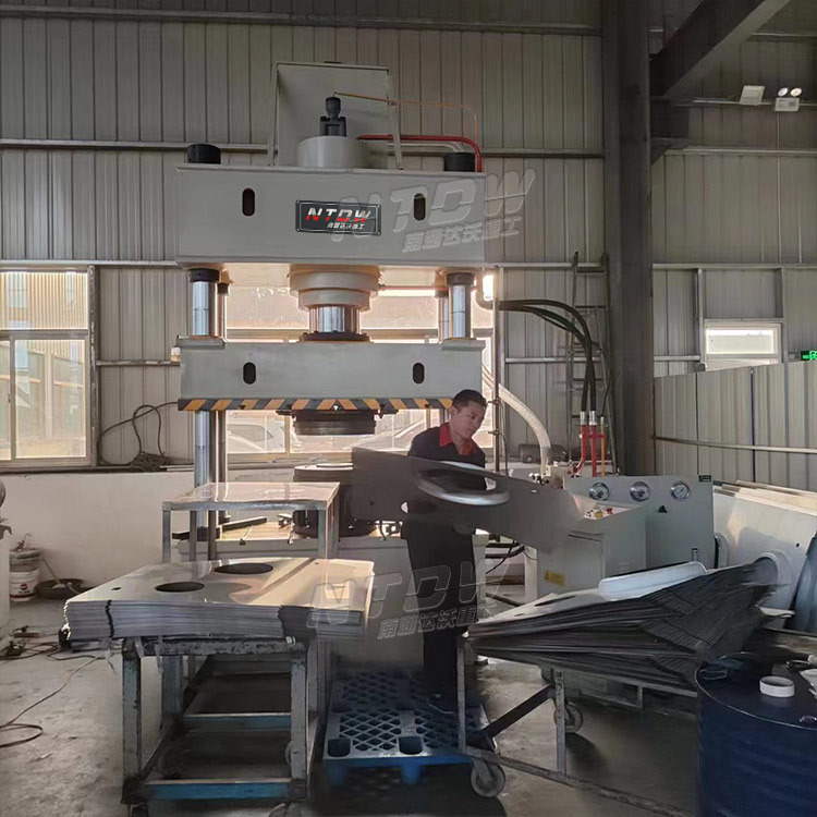 315噸燃氣罩(zhao)外殼拉伸四柱液(yè)壓機 315噸燃氣罩外(wài)殼拉伸四柱液壓(ya)機