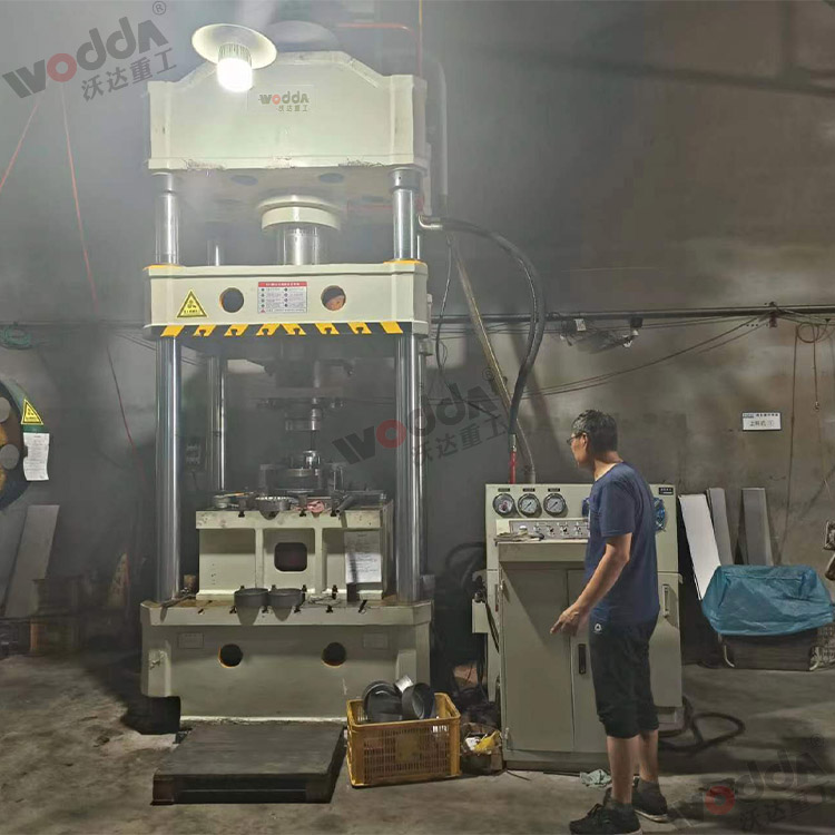 315噸上置(zhi)液壓墊拉伸(shen)液壓機(圖2) 315噸(dun)上置液壓墊(nian)拉伸液壓機(jī)(圖2)