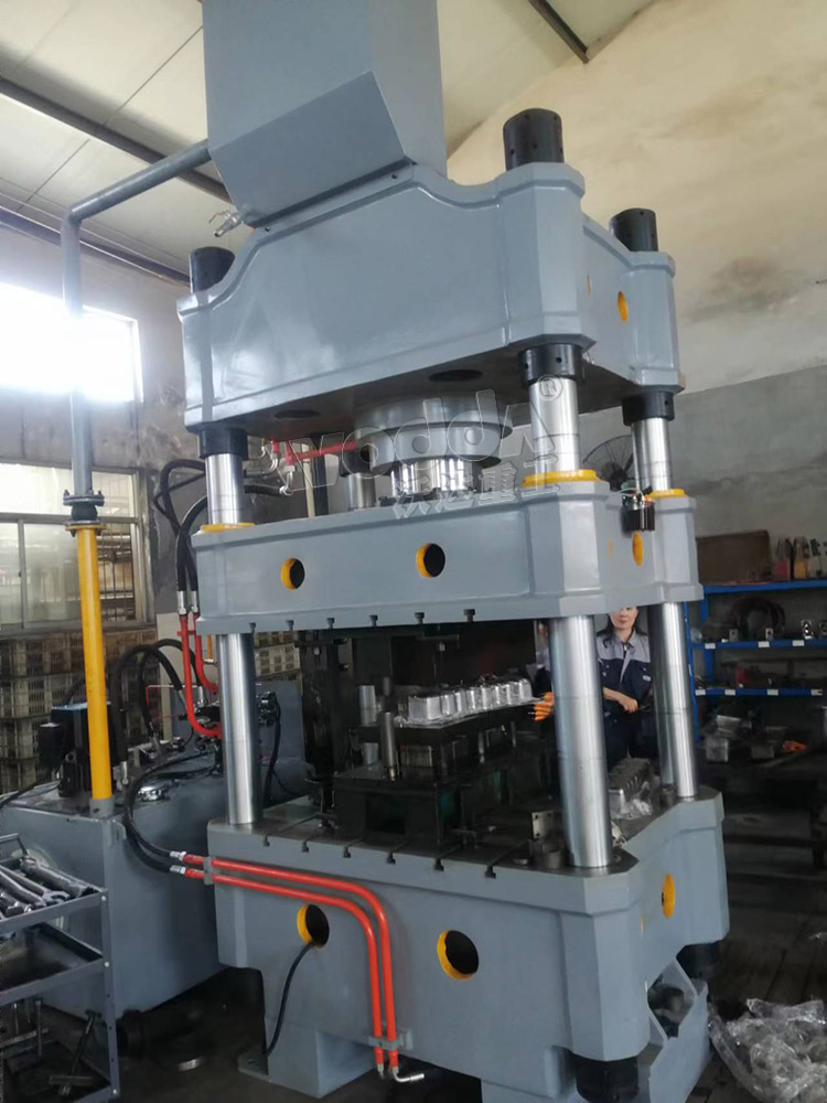 315噸(dūn)四柱液壓機拉伸(shen)柴油機護蓋 315噸四(sì)柱液壓機拉伸柴(chai)油機護蓋