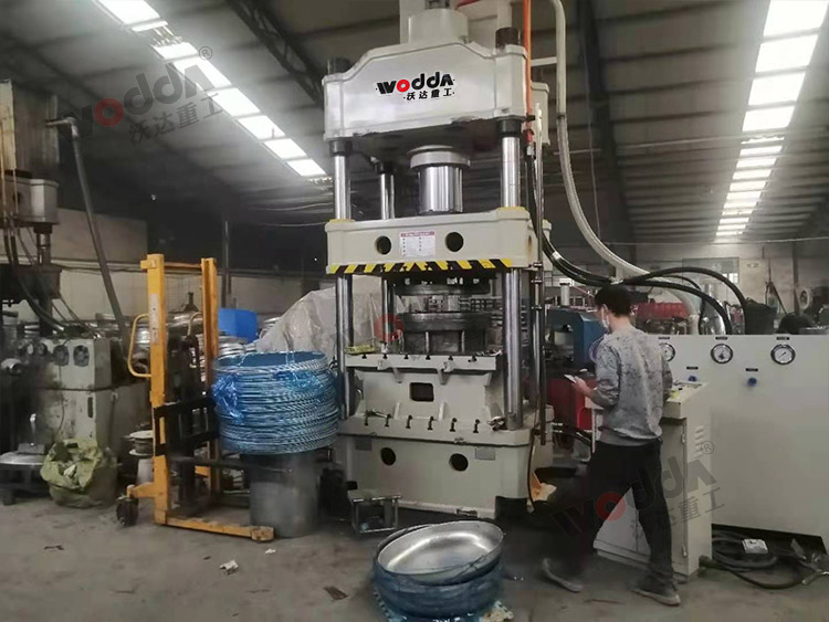 315噸(dun)汽車水(shui)箱拉伸(shen)液壓機(ji) 315噸汽車(che)水箱拉(lā)伸液壓(yā)機