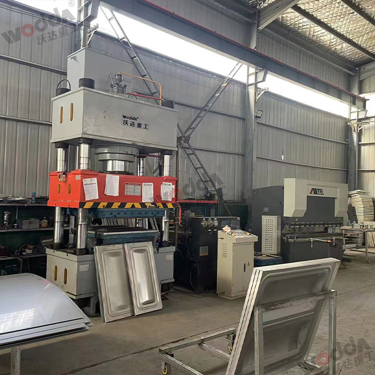 400噸不(bu)鏽鋼水(shui)箱闆拉(la)伸液壓(yā)機 400噸不(bú)鏽鋼水(shui)箱闆拉(lā)伸液壓(yā)機