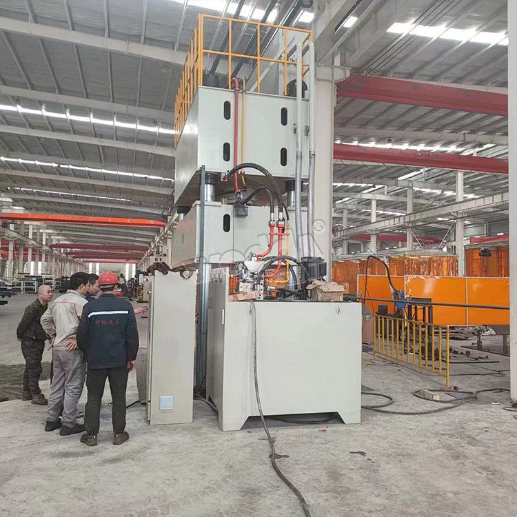 1000噸四(si)柱液壓機側(ce)面 1000噸四柱液(ye)壓機側面