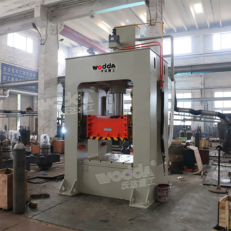 200噸(dūn)框架式薄(bao)闆拉伸機(jī) 200噸框架式(shi)薄闆拉伸(shen)機