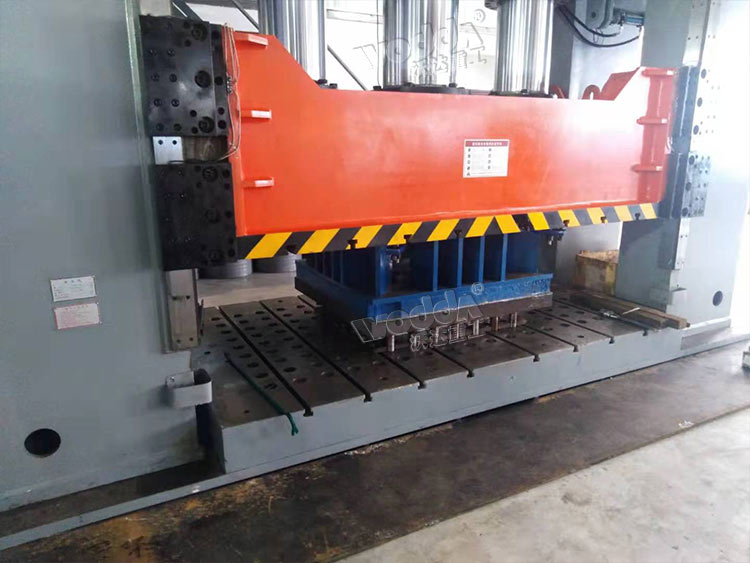 1000噸框(kuang)架式液壓(yā)機工作台(tái) 1000噸框架式(shì)液壓機工(gōng)作台