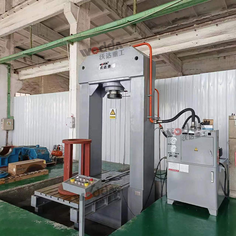 315噸龍門(men)式電機軸承(cheng)壓裝液壓機(ji)客戶現場 315噸(dūn)龍門式電機(jī)軸承壓裝液(yè)壓機客戶現(xian)場