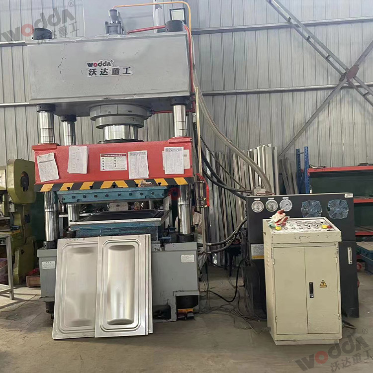 400噸巧克力水(shui)箱闆成型液壓機(jī) 400噸巧克力水箱闆(pan)成型液壓機