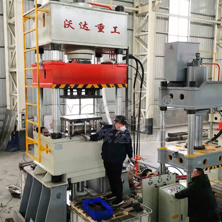 315噸不鏽鋼(gang)蹲便器拉(la)伸機 315噸不(bú)鏽鋼蹲便(biàn)器拉伸機(ji)