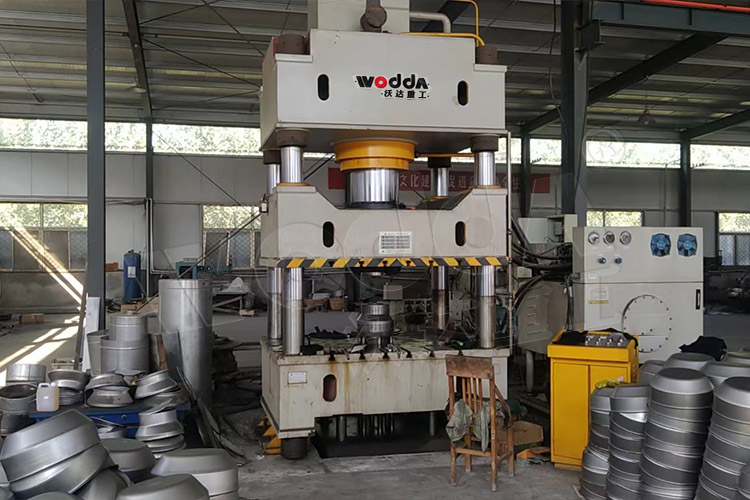 500噸(dun)不鏽鋼白(bái)酒桶封頭(tou)液壓機 500噸(dun)不鏽鋼白(bai)酒桶封頭(tóu)液壓機