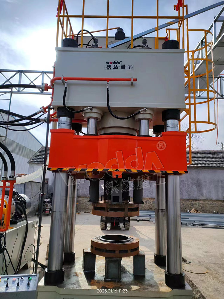 800噸(dun)封頭拉伸液(ye)壓機客戶現(xian)場 800噸封頭拉(lā)伸液壓機客(kè)戶現場