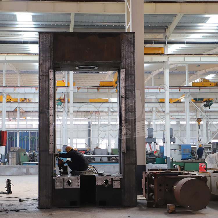 315噸(dun)框架壓力機(ji)車間加工現(xian)場 315噸框架壓(ya)力機車間加(jiā)工現場