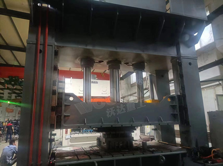 630噸帶液(ye)壓墊框架(jià)式液壓機(ji) 630噸帶液壓(yā)墊框架式(shì)液壓機