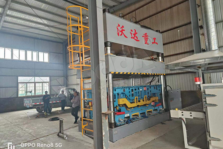 315噸汽車(chē)内飾件液壓機客(ke)戶現場 315噸汽車内(nei)飾件液壓機客戶(hù)現場