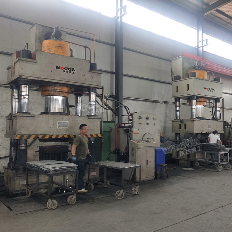 不鏽(xiù)鋼地溝蓋闆(pǎn)成型液壓機(ji)客戶現場 不(bú)鏽鋼地溝蓋(gai)闆成型液壓(ya)機客戶現場(chang)