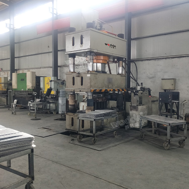 不鏽鋼地(dì)溝蓋闆拉伸(shen)液壓機 不鏽(xiù)鋼地溝蓋闆(pǎn)拉伸液壓機(jī)