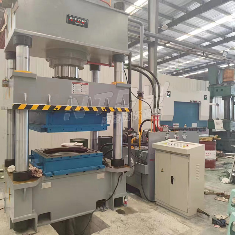 400噸四柱(zhu)液壓機拉伸不鏽(xiu)鋼水箱闆現場 400噸(dūn)四柱液壓機拉伸(shen)不鏽鋼水箱闆現(xian)場