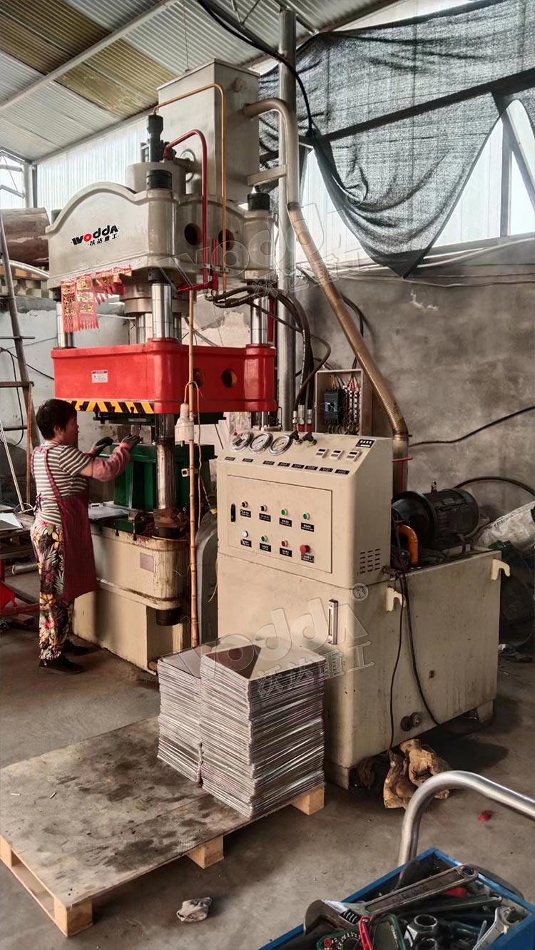 200噸(dun)不鏽鋼制品拉伸(shēn)液壓機客戶現場(chang) 200噸不鏽鋼制品拉(la)伸液壓機客戶現(xian)場