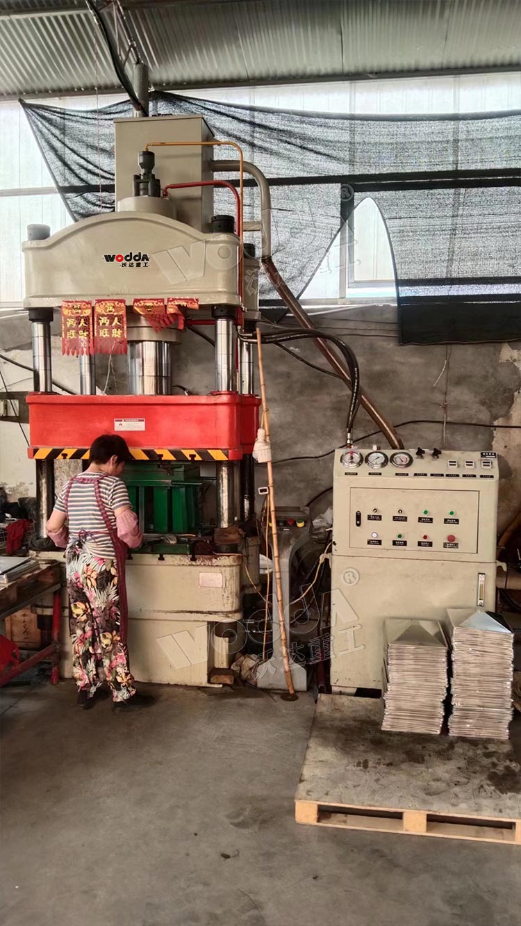 下頂缸式(shi)200噸拉伸機 下頂缸(gang)式200噸拉伸機