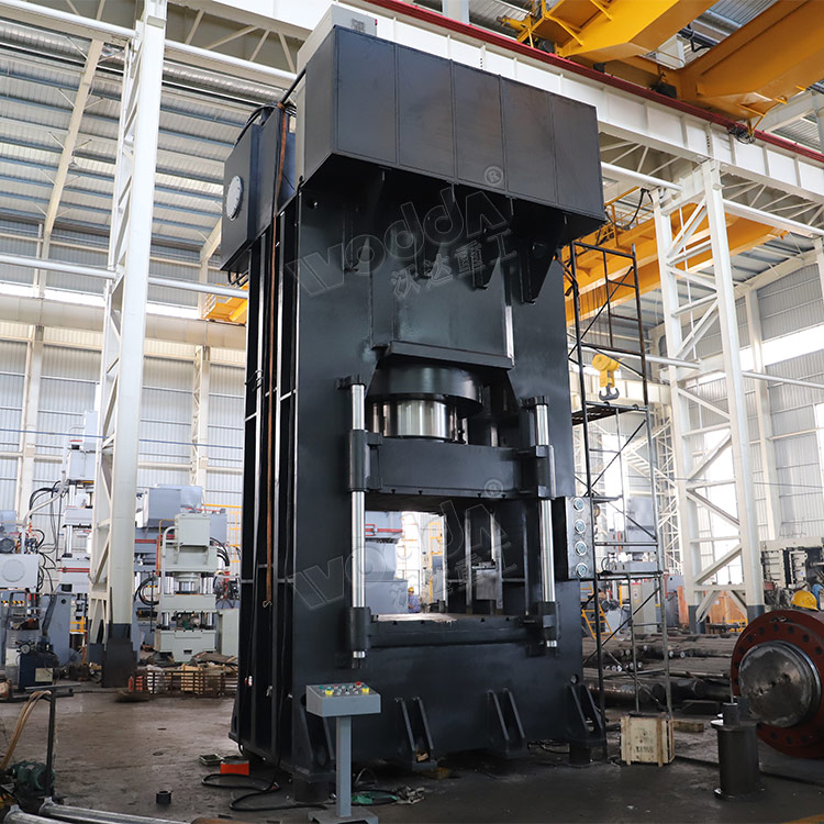 1800噸框架(jia)式液壓機車(chē)間調試.jpg 1800噸框(kuang)架式液壓機(ji)車間調試.jpg