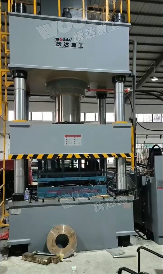 630噸(dun)不鏽鋼水(shuǐ)箱闆拉伸(shen)機 630噸不鏽(xiu)鋼水箱闆(pǎn)拉伸機