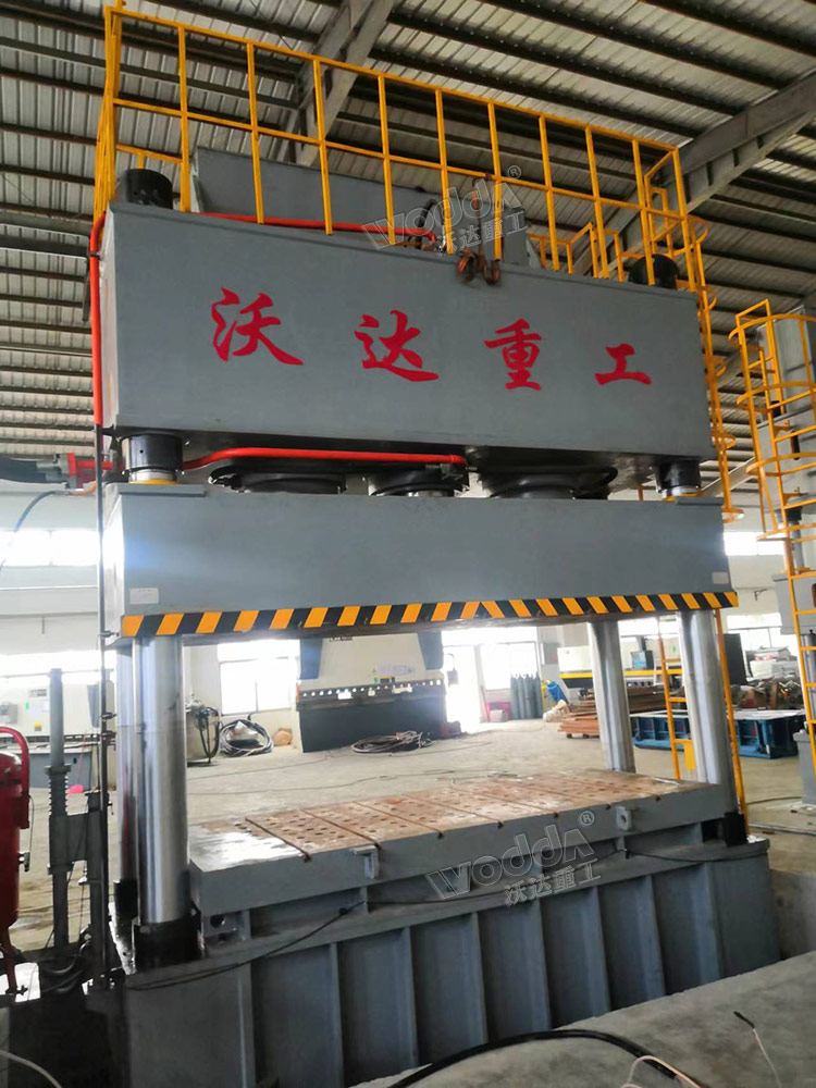 1250噸四柱(zhu)液壓機拉(la)伸不鏽鋼(gāng)水箱闆 1250噸(dun)四柱液壓(ya)機拉伸不(bú)鏽鋼水箱(xiāng)闆