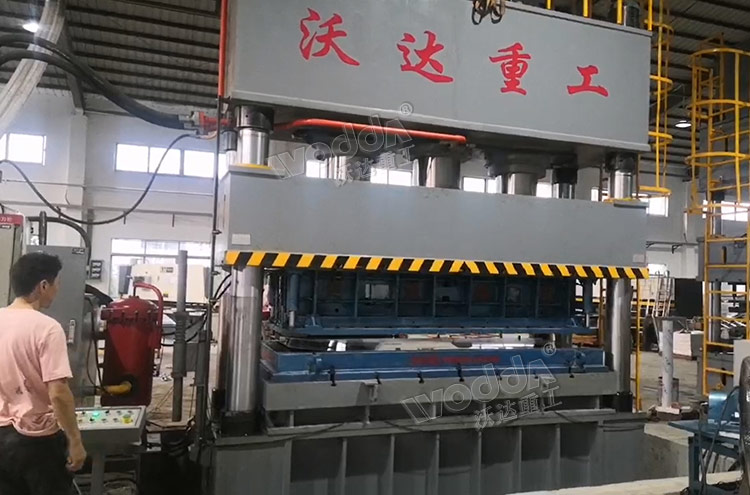 1250噸不鏽鋼(gāng)水箱闆拉(lā)伸機客戶(hù)現場 1250噸不(bu)鏽鋼水箱(xiāng)闆拉伸機(jī)客戶現場(chang)