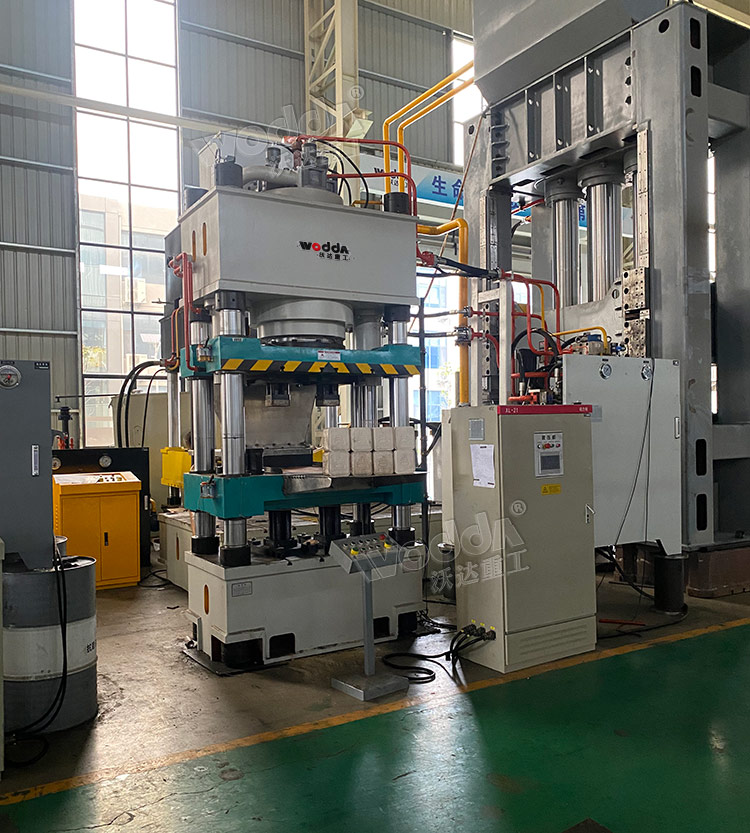 630噸牛羊舔磚液(yè)壓機 630噸牛羊舔磚(zhuān)液壓機