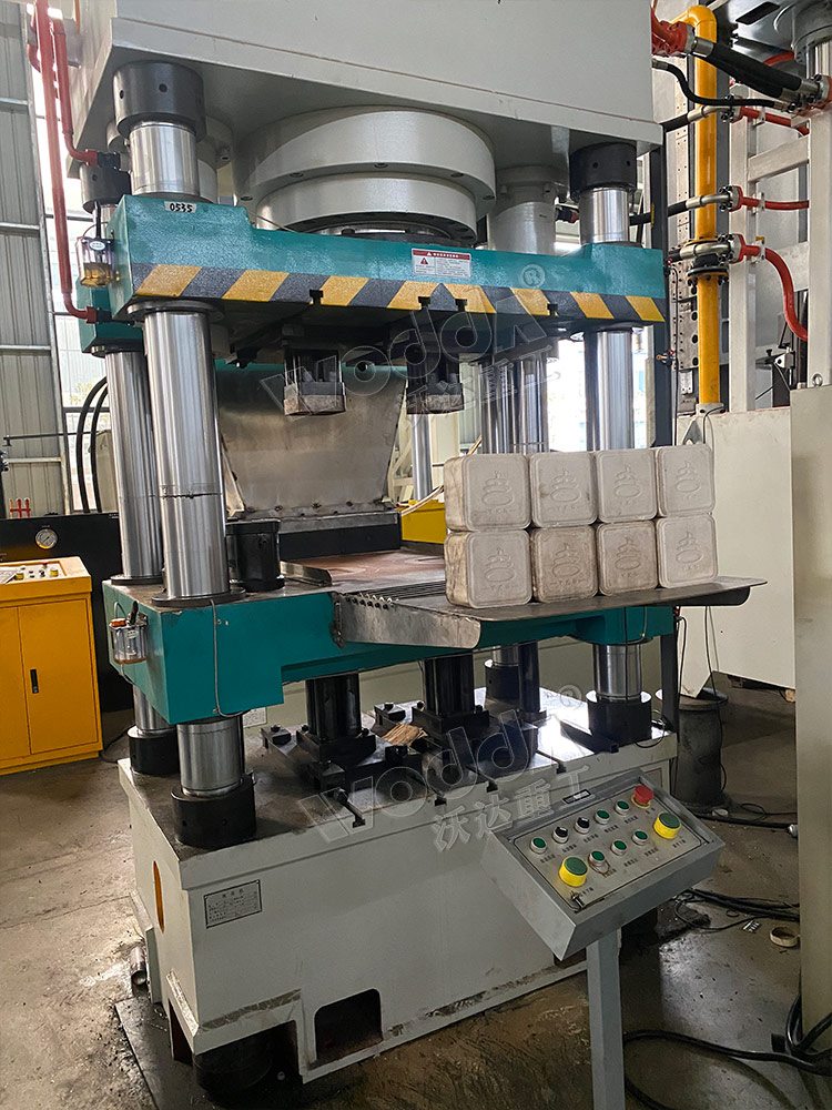 牛羊舔(tiǎn)磚液壓機一模兩(liang)出 牛羊舔磚液壓(yā)機一模兩出