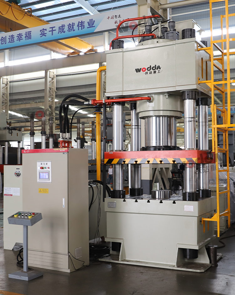 800噸四柱(zhù)液壓機車(che)間試機 800噸(dūn)四柱液壓(ya)機車間試(shi)機