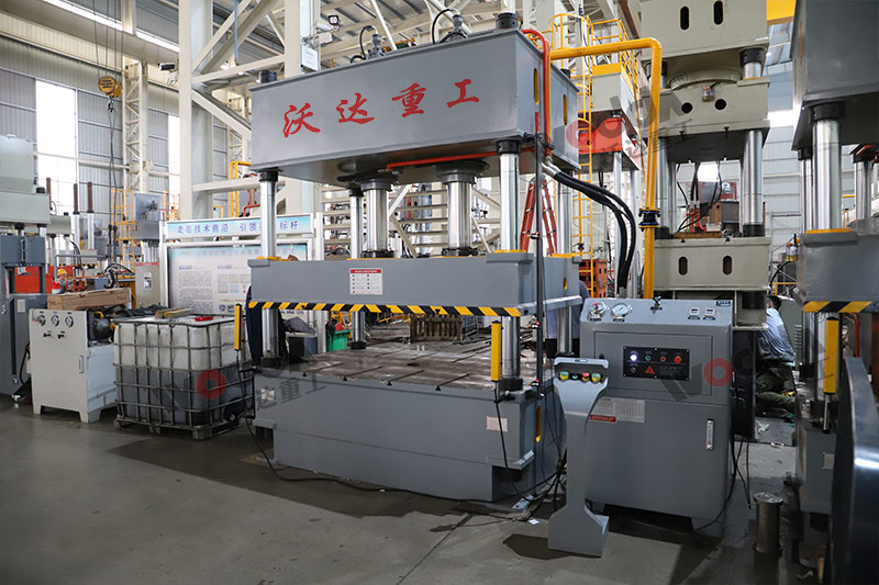 200噸三(san)梁四柱液(ye)壓機 200噸三(san)梁四柱液(ye)壓機