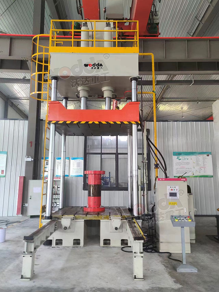 200噸四(sì)柱液壓機帶移動(dong)工作台客戶現場(chǎng) 200噸四柱液壓機帶(dai)移動工作台客戶(hu)現場