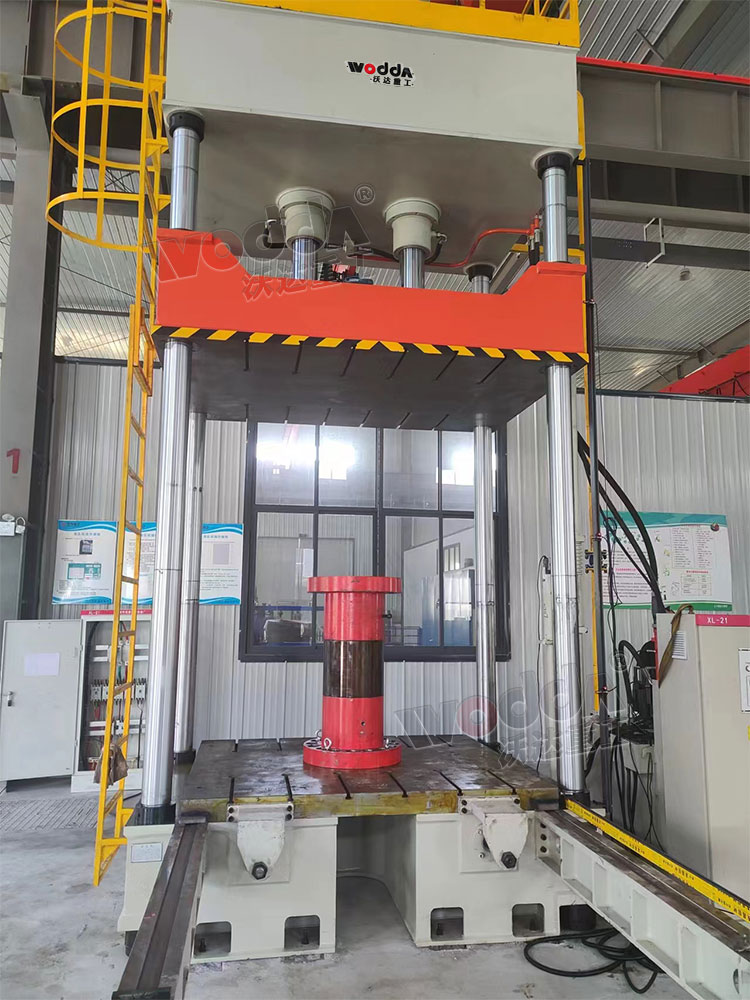 200噸三梁四(sì)柱液壓機試機 200噸(dun)三梁四柱液壓機(ji)試機