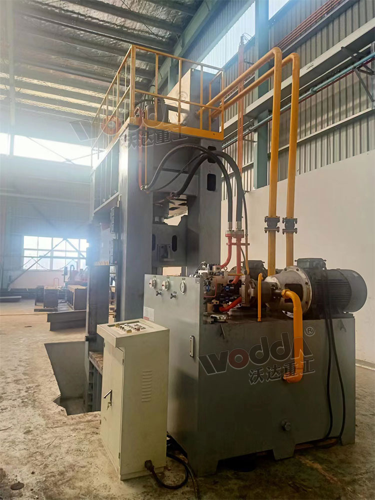 800噸(dūn)框架液壓機安裝(zhuāng)完成 800噸框架液壓(ya)機安裝完成